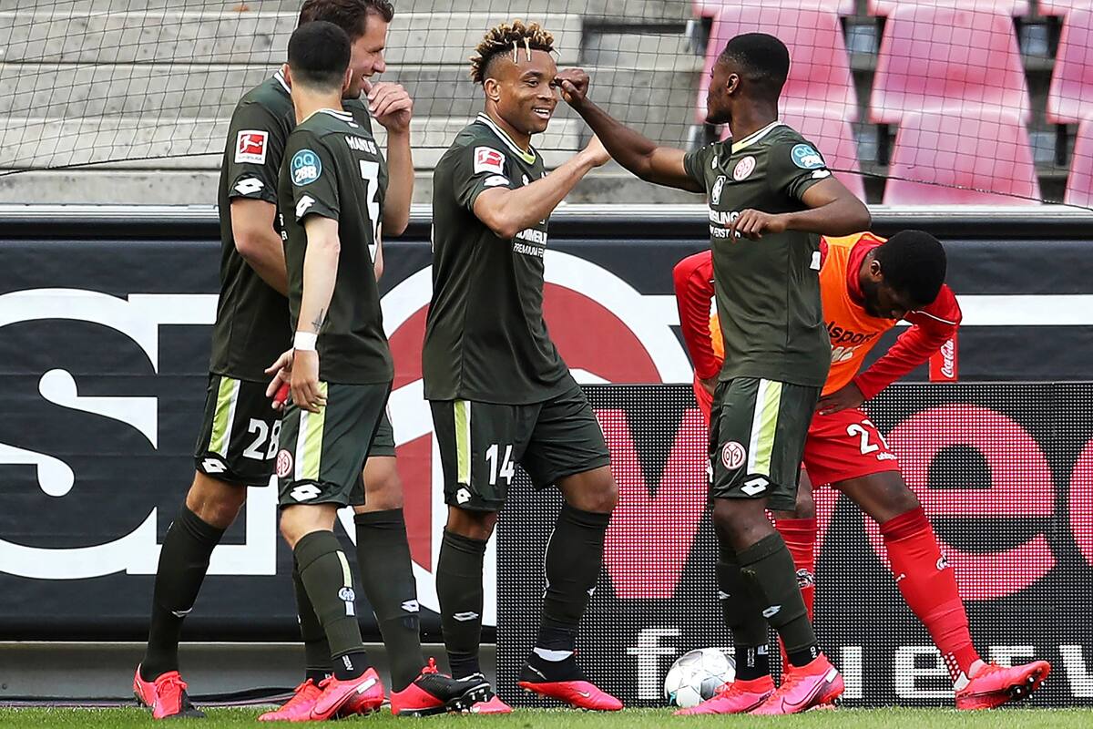 Pierre Kunde Malong del FSV Mainz 05 celebra su segundo gol con sus compañeros