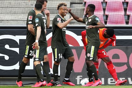 Pierre Kunde Malong, del Mainz, celebra su gol con sus compañeros