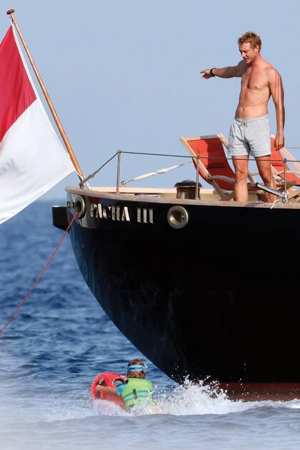 Pierre, que heredó de su padre, Stefano Casiraghi, el amor por el mar, le da indicaciones a uno de sus hijos que se mantiene a flote con un seabob, un miniscooter de agua