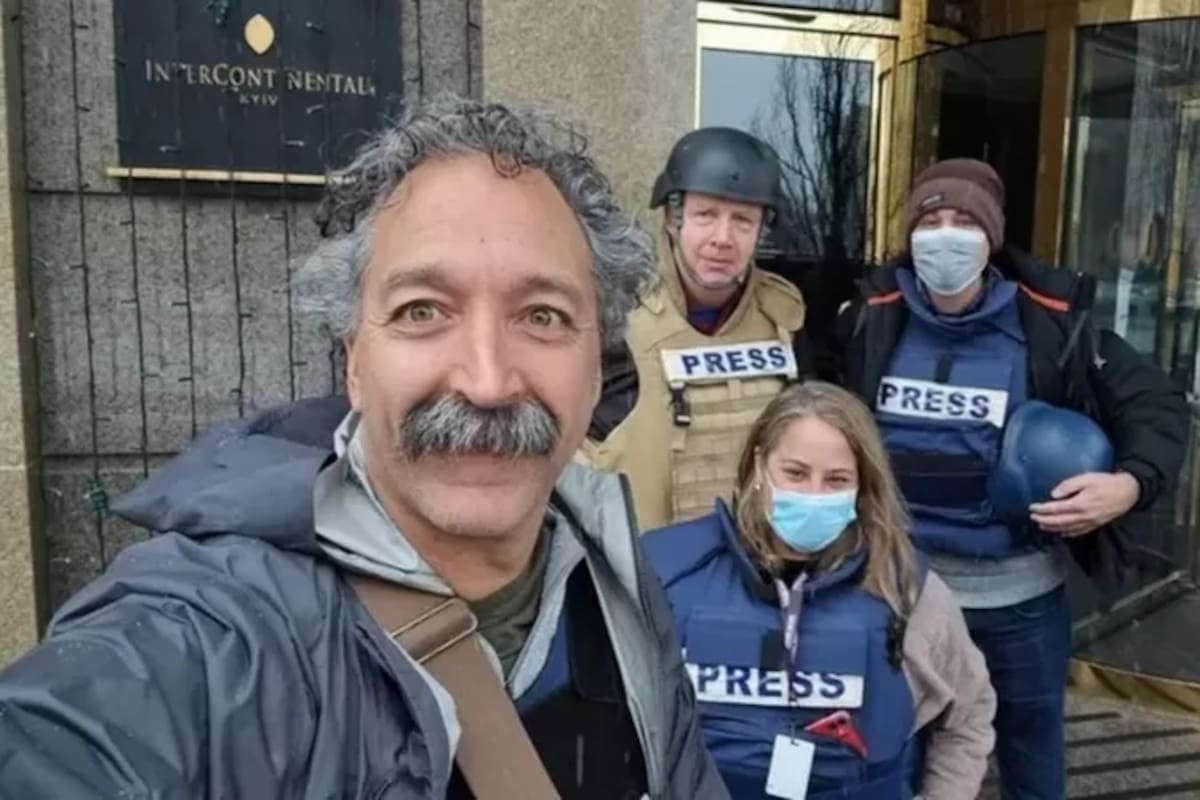 Pierre Zakrzewski (izq.) cubrió varias guerras durante años para la cadena estadounidense Fox News. Oleksandra Kuvshinova (centro) ayudaba al equipo de Fox News