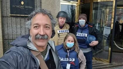 Pierre Zakrzewski (izq.) cubrió varias guerras durante años para la cadena estadounidense Fox News. Oleksandra Kuvshinova (centro) ayudaba al equipo de Fox News
