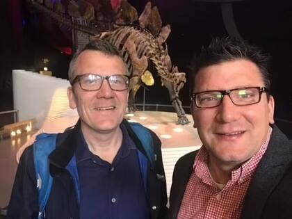 Piers en la foto a la izquierda con su hermano Alex, a la derecha