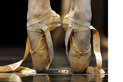 Pies de una bailarina del Ballet Complexions Contemporary interpretando una escena de "Moon Over Jupiter" antes de salir a escena, en el Joyce Theater de NY.