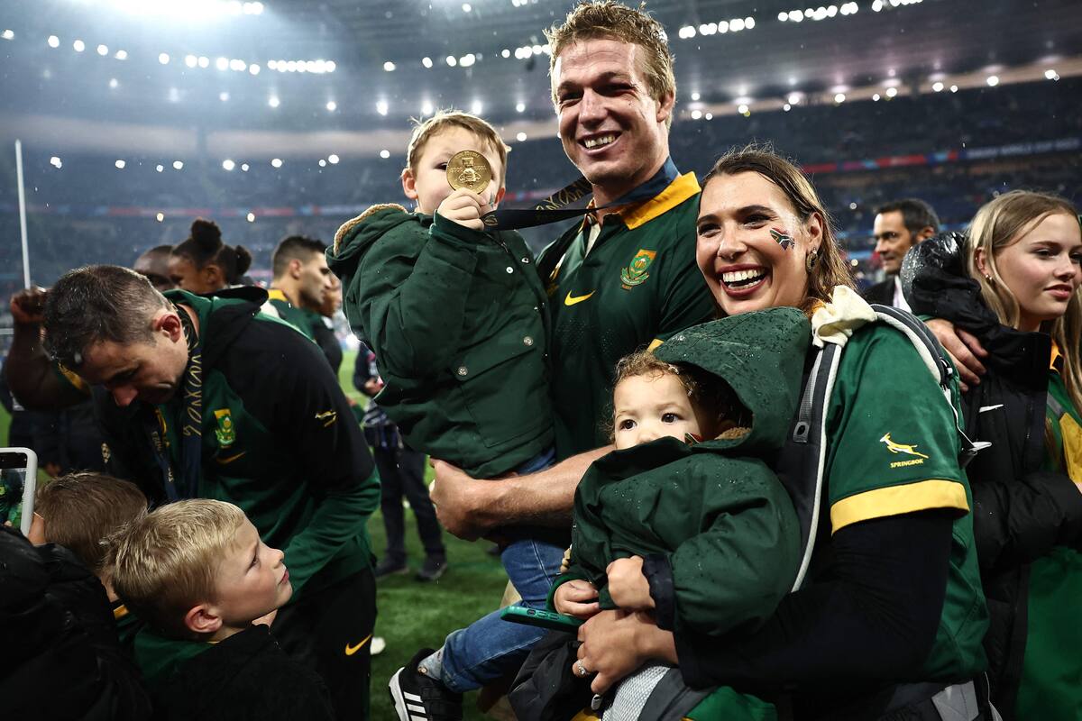 Pieter-Steph du Toit celebra con su familia en el Stade de France, luego de la final