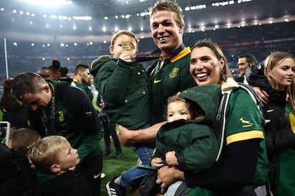 Pieter-Steph du Toit celebra con su familia en el Stade de France, luego de la final