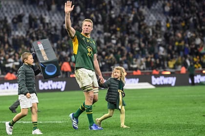 Pieter-Steph du Toit con sus hijos, la noche en que cumplió 100 partidos con los Springboks