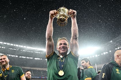 Pieter-Steph Du Toit levanta el trofeo: ¡campeones!