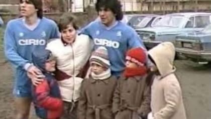 Pietro Puzone y Maradona, compañeros en Nápoli, durante el famoso partido benéfico jugado en Acerra, en una cancha embarrada