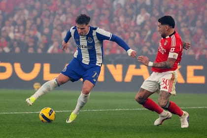 Pietuszewski engancha y desaira a Otamendi, en el clásico entre Benfica y Porto