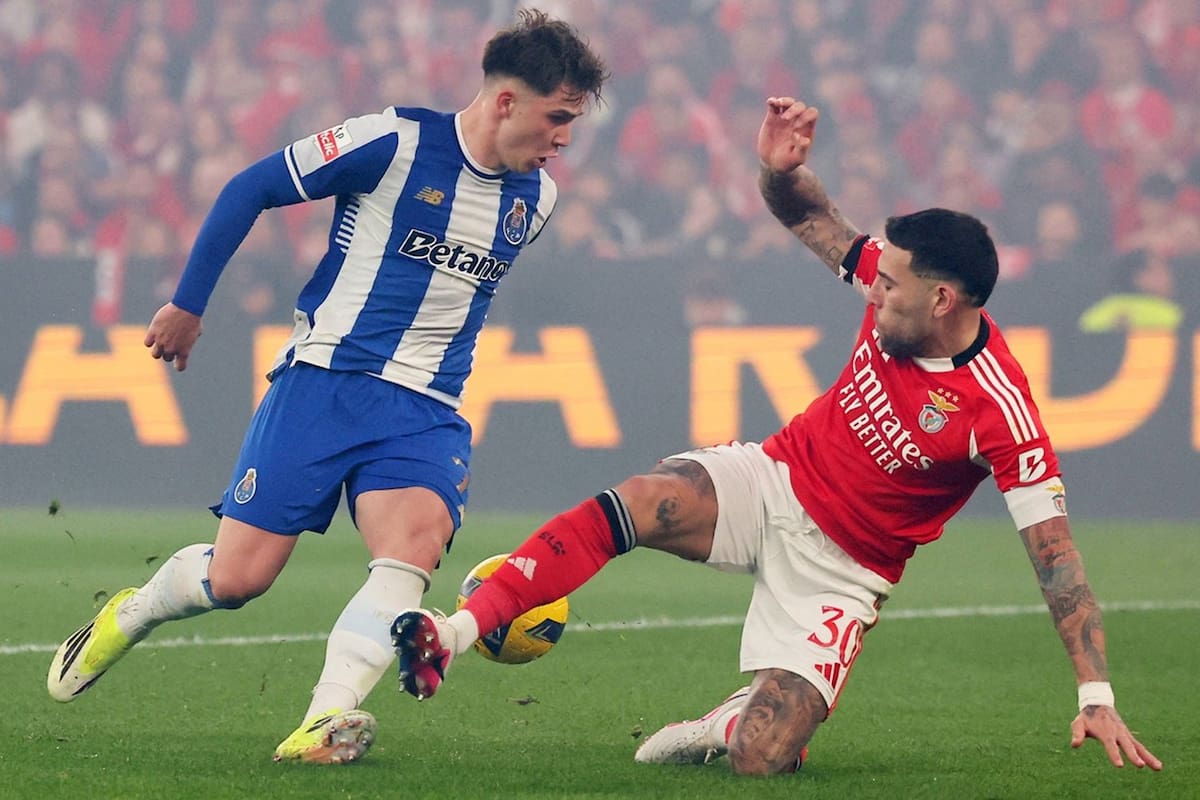 Pietuszewski engancha y desaira a Otamendi, en el clásico entre Benfica y Porto