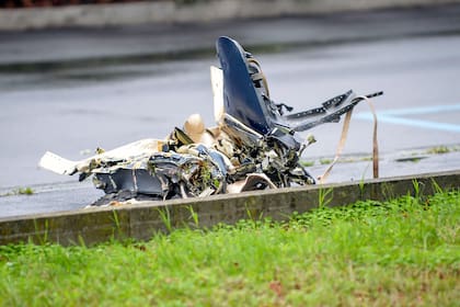 Piezas metálicas yacen en el lugar de un accidente aéreo, en el suburbio de San Donato Milanese de Milán, en Italia