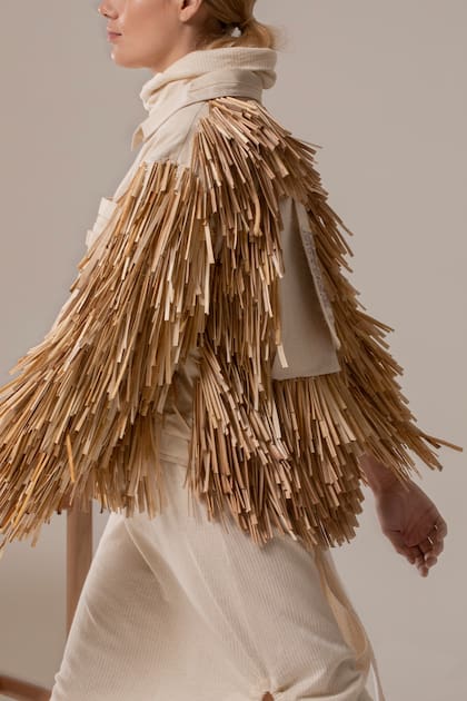 Piezas únicas, originales, con mimbre que se incorpora al textil