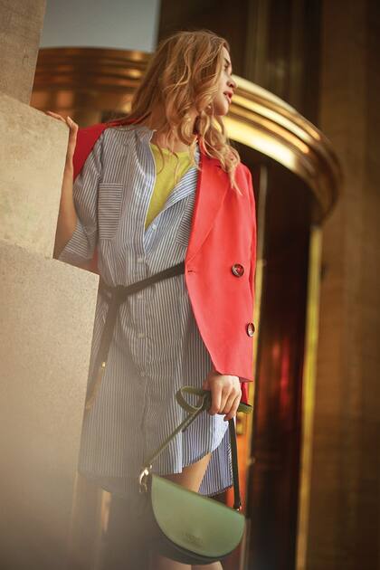 Blazer cruzado (Las Pepas), remera fluo (Uma) y chemise mil rayas (Perramus). Bandolera de cuero (Mishka)