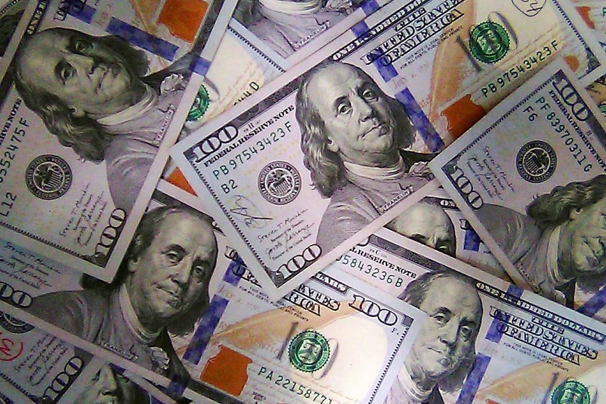 Pila de billetes de 100 dólares