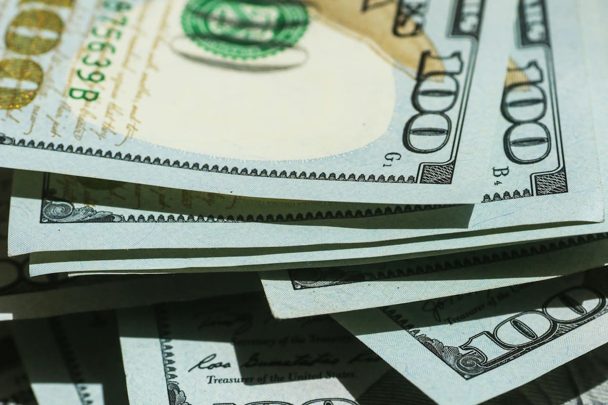 Pila de dinero con billetes de 100 dólares