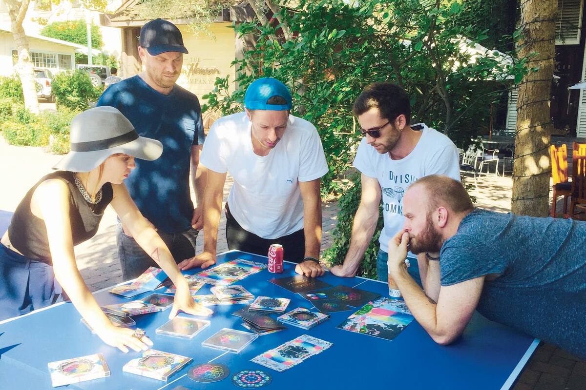 Pilar, con los integrantes de Coldplay, ajustando los detalles del arte de A Head Full of Dreams