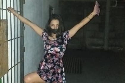 Pilar Durán volvió a ser detenida el sábado y posó para las redes desde la Escuela de Policía