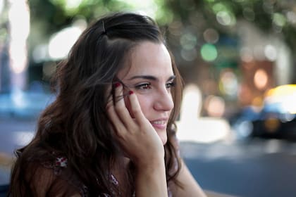 Pilar Gamboa en la vereda del bar de Almagro en 2011 mientras hacía El tiempo todo entero