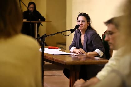 Pilar Gamboa presidió la última asamblea performática de Paraíso Club, que tuvo lugar en la Sala de Representantes de la Manzana de las Luces