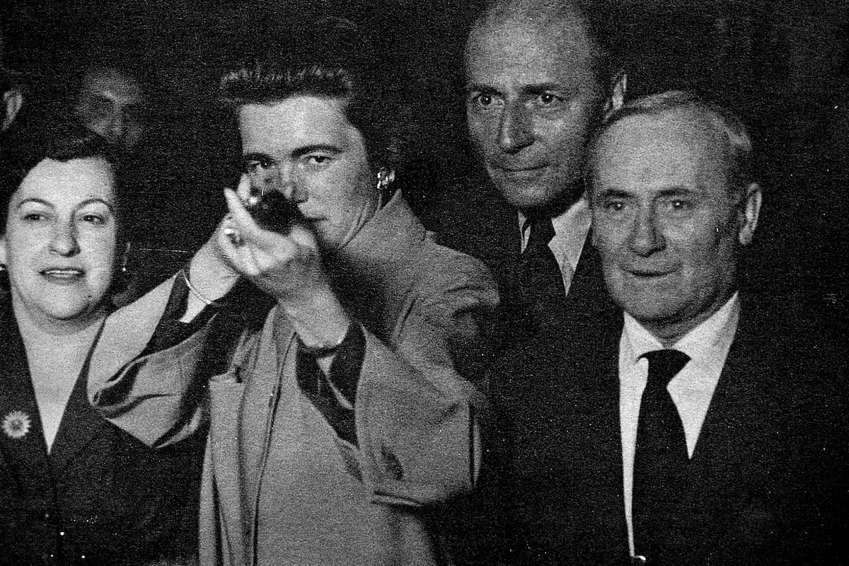 Pilar Juncosa, Patricia y Pierre Matisse y Miró en una feria, en 1953