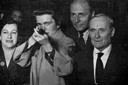 Pilar Juncosa, Patricia y Pierre Matisse y Miró en una feria, en 1953