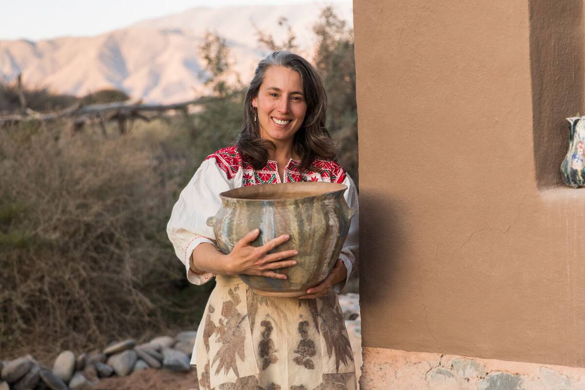 Pilar Mari está en pleno aprendizaje del uso de la arcilla de los Valles Calchaquíes que se hornea a una temperatura más baja que la de otros lugares.