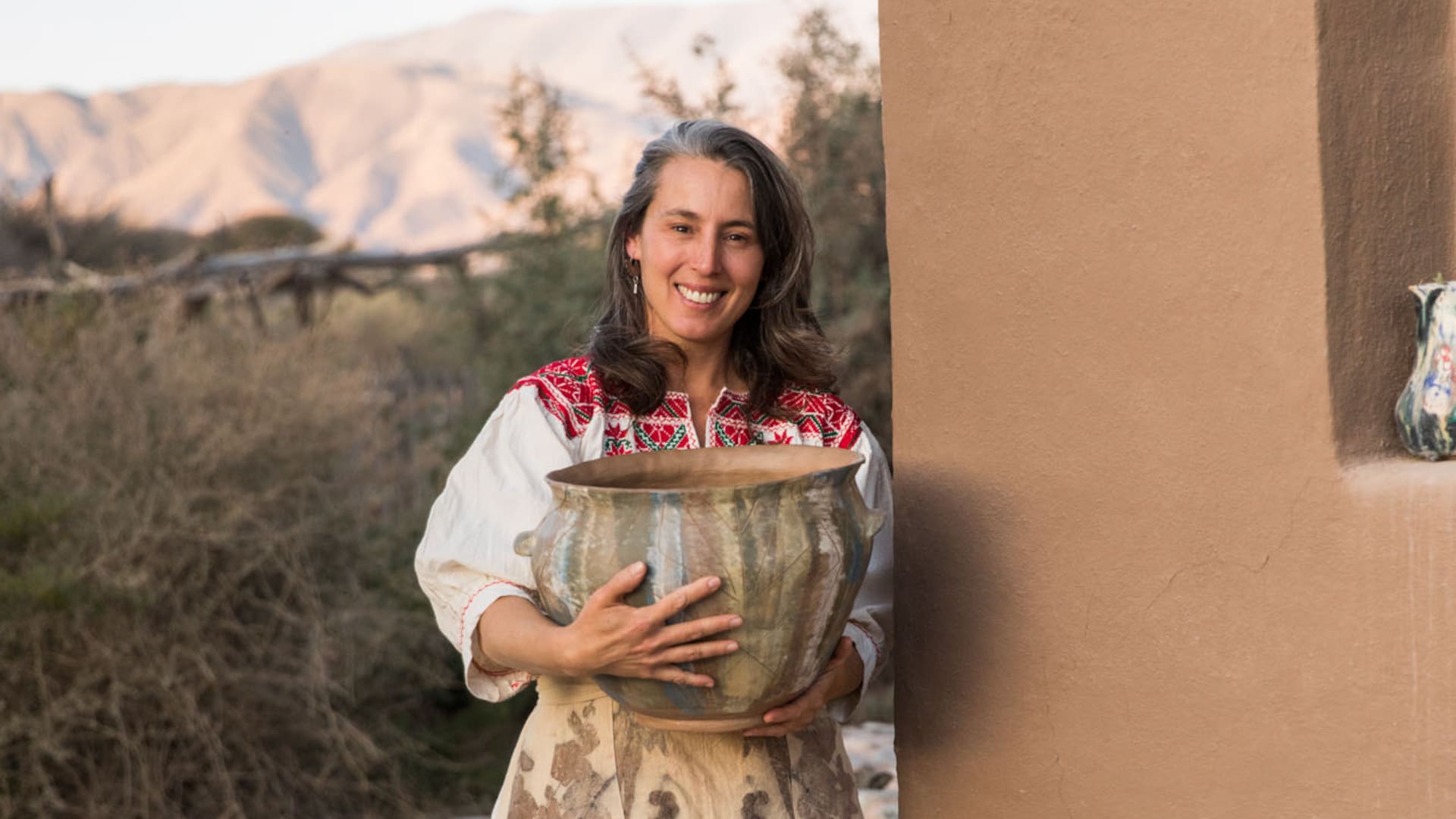 Pilar Mari está en pleno aprendizaje del uso de la arcilla de los Valles Calchaquíes que se hornea a una temperatura más baja que la de otros lugares.