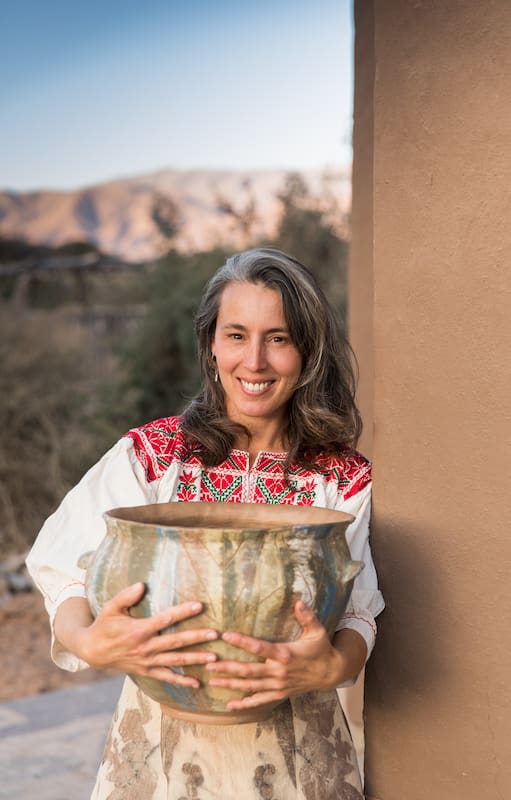 Pilar Mari está en pleno aprendizaje del uso de la arcilla de los Valles Calchaquíes que se hornea a una temperatura más baja que la de otros lugares.