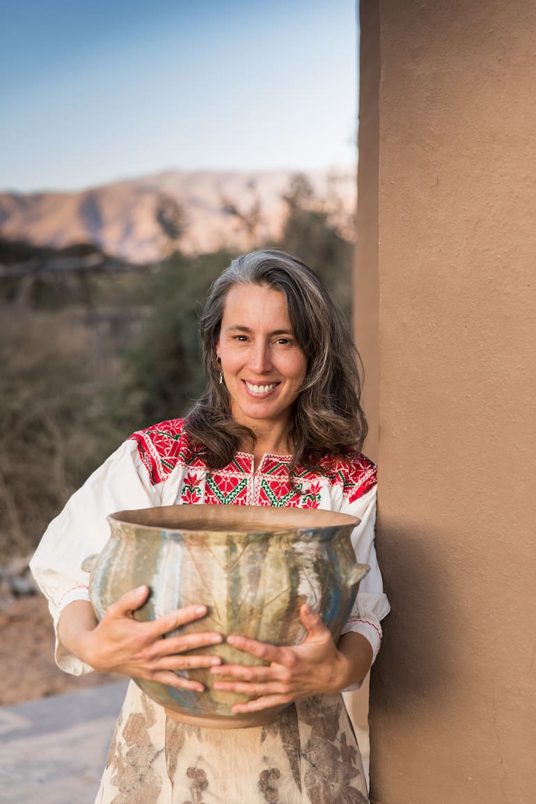 Pilar Mari está en pleno aprendizaje del uso de la arcilla de los Valles Calchaquíes que se hornea a una temperatura más baja que la de otros lugares.