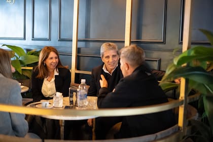 Pilar Ramírez, Luis Caputo y Christian Otero