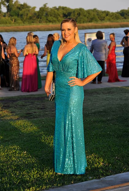 Pilar Smith eligió un vestido largo en tono aguamarina