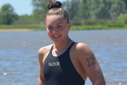 Pilar Tellería, la nadadora que batió el récord al atravesar el Río de La Plata en 12 horas