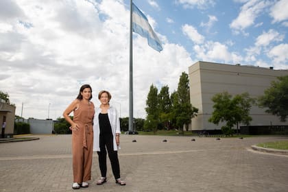 Pilar y su mamá, Elisa, en el Museo de Malvinas, en Buenos Aires
