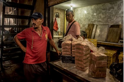 Pilas de efectivo sin valor en un mercado, en Maracaibo