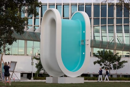 Pileta doblada, de Elmgreen and Dragset, una de las obras de arte público en Miami