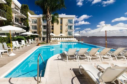 Pileta y río se combinan en el Radisson Colonia del Sacramento