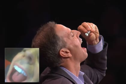 PillBot en acción: la pastilla robot en la transmisión en vivo durante la Ted Talk (captura de video)