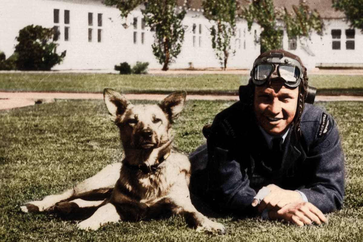 Piloto en la guerra, el Sargento de vuelo en la RAF Tito Withington junto a su perro Peter. Observar en su hombro la insignia de Argentina. (Archivo Claudio Meunier. Coloreada por Jean Marie Gillet).