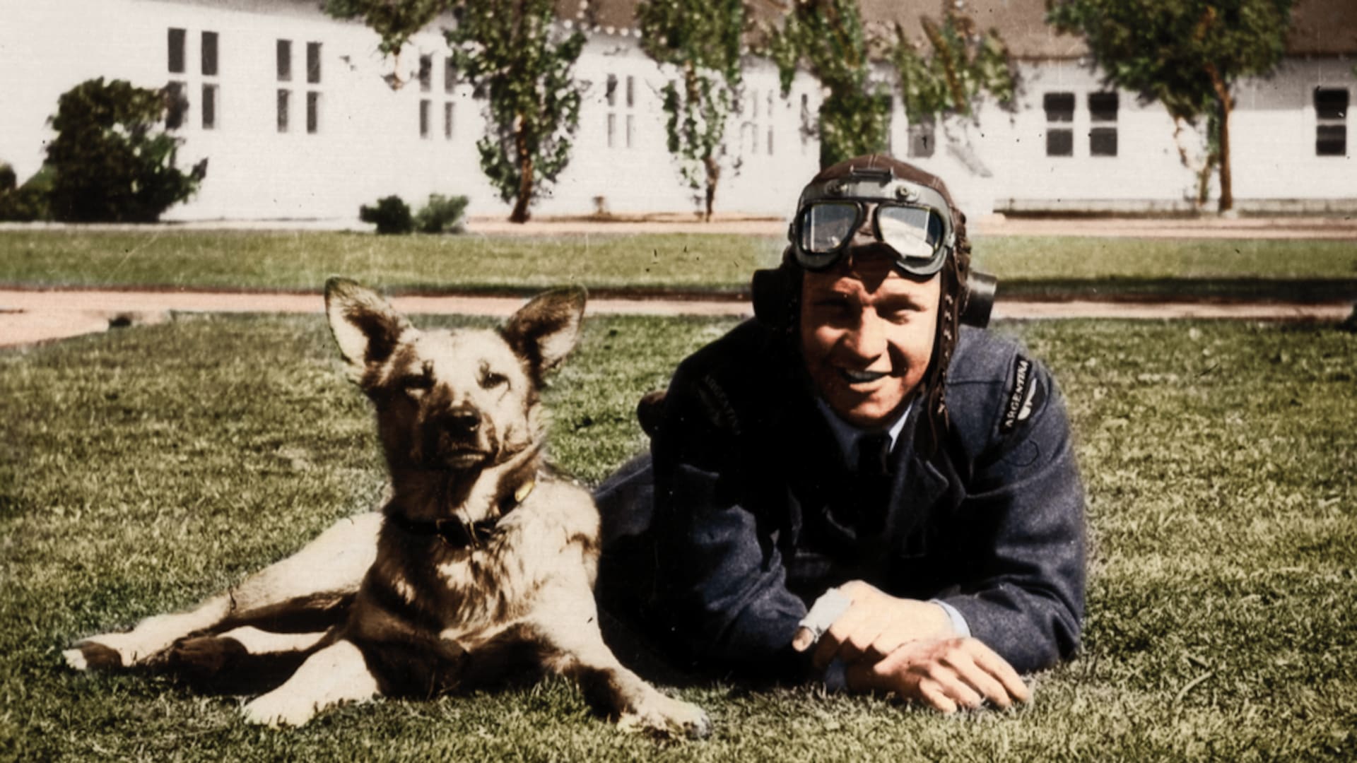 Piloto en la guerra, el Sargento de vuelo en la RAF Tito Withington junto a su perro Peter. Observar en su hombro la insignia de Argentina. (Archivo Claudio Meunier. Coloreada por Jean Marie Gillet).