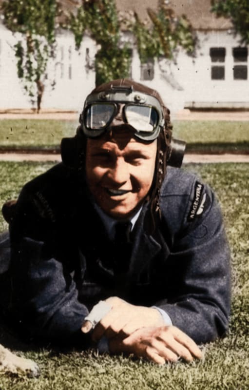 Piloto en la guerra, el Sargento de vuelo en la RAF Tito Withington junto a su perro Peter. Observar en su hombro la insignia de Argentina. (Archivo Claudio Meunier. Coloreada por Jean Marie Gillet).
