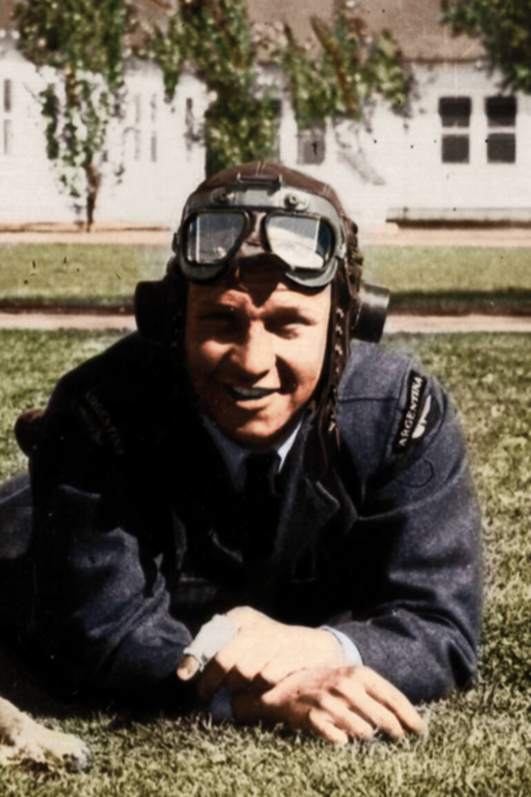 Piloto en la guerra, el Sargento de vuelo en la RAF Tito Withington junto a su perro Peter. Observar en su hombro la insignia de Argentina. (Archivo Claudio Meunier. Coloreada por Jean Marie Gillet).