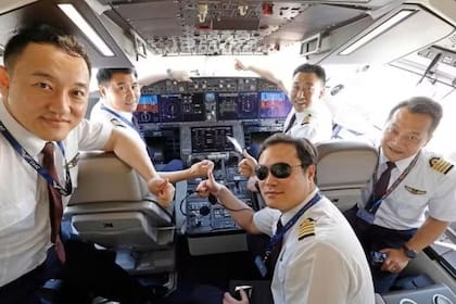 Pilotos chinos se toman fotos a bordo de un vuelo comercial; ninguno de ellos lleva barba y es debido a que varias compañías aéreas tienen severas políticas en torno al vello facial