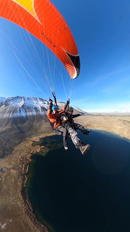 Pilotos de parapente despegan desde filos de montaña en Esquel, aprovechando las térmicas para extender el vuelo
