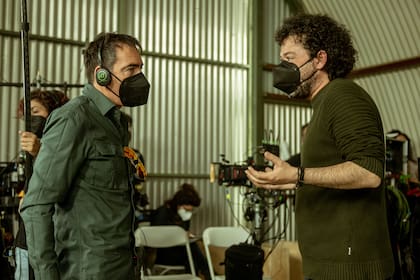 Pina junto al director Jesús Colmenar, en el set de la quinta temporada de La Casa de Papel