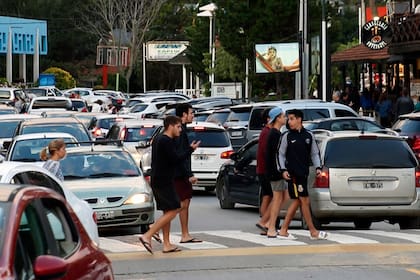 Pinamar: caos de tránsito, autos encastrados en la arena y peatones imprudentes