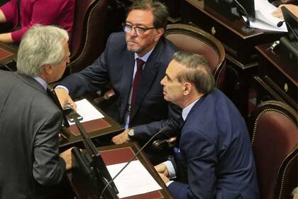 Pinedo, Guastavino y Pichetto. en la sesión que se extendió hasta la madrugada de ayer