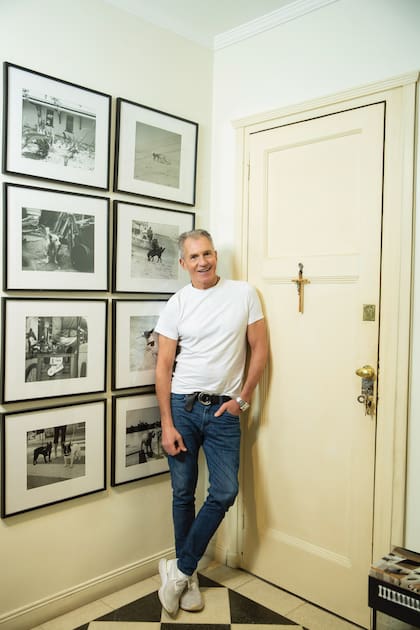 Piñeiro, en un rincón de su casa, decorado con imágenes del libro de fotografías que lanzó en 2005, "De mi vida y del mundo", donde retrató con su cámara Leica a los perros que conoció en sus viajes.
