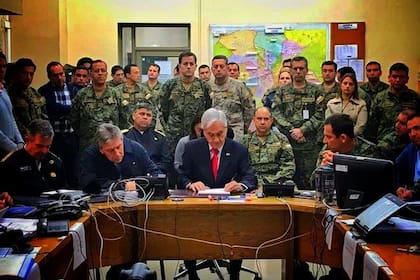Piñera, durante un anuncio a los chilenos con los jefes militares