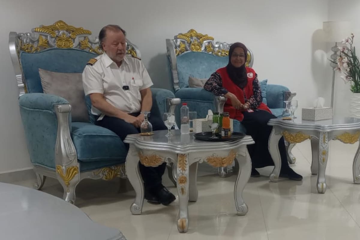 Piñeyro en la recepción del aeropuerto de Puerto Sudán, junto a Aida Elsayed, secretaria general sudanesa de la Media Luna Roja