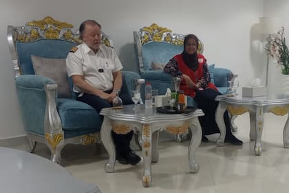 Piñeyro en la recepción del aeropuerto de Puerto Sudán, junto a Aida Elsayed, secretaria general sudanesa de la Media Luna Roja
